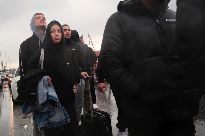 Yunanistanda öfke dinmiyor Çiftçiler günlerdir sokaklarda: Kriz havalimanına sıçradı...