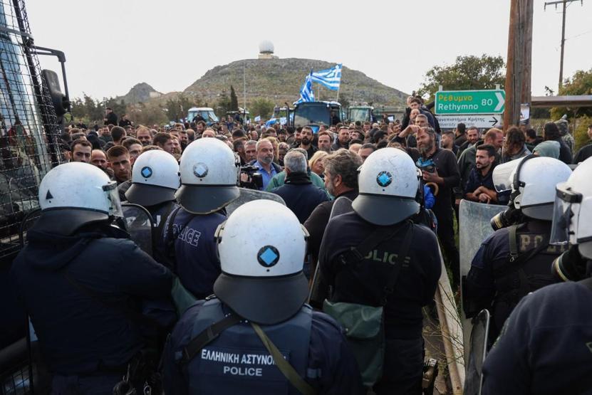 Yunanistanda öfke dinmiyor Çiftçiler günlerdir sokaklarda: Kriz havalimanına sıçradı...
