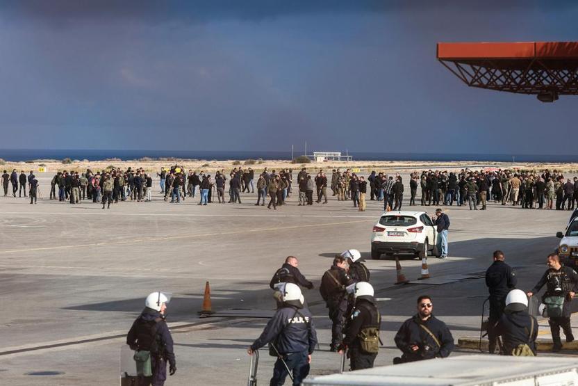 Yunanistanda öfke dinmiyor Çiftçiler günlerdir sokaklarda: Kriz havalimanına sıçradı...