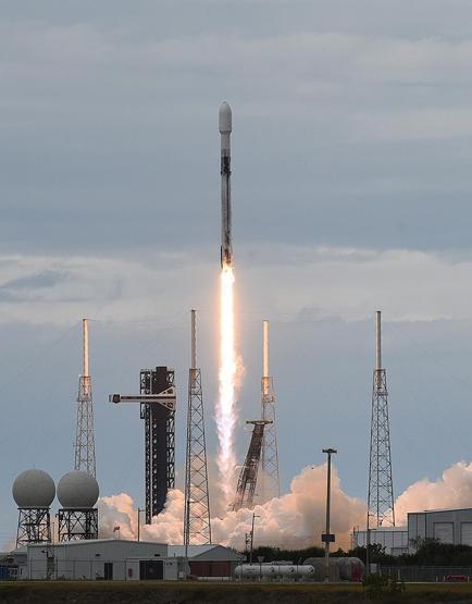 SpaceX, NROnun gizli yükünü Falcon 9 ile uzaya fırlattı