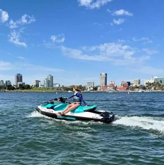 Yasemin Kay Allen’dan Pasifik’te nefes kesen jet ski gösterisi