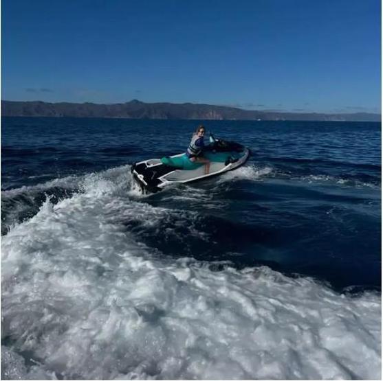 Yasemin Kay Allen’dan Pasifik’te nefes kesen jet ski gösterisi