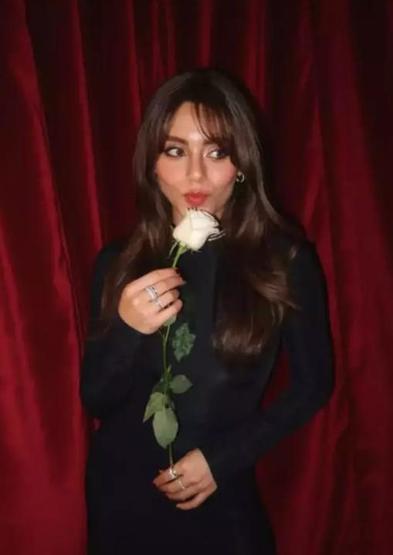 Sıla Türkoğlu siyah elbisesiyle büyüledi Zarafeti ve güzelliği sanal medyayı mest etti