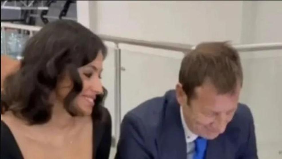 “Aşkım bizi çekiyorlar” Kaya Çilingiroğlu ve genç sevgilisi Aslım Kan ödül töreninde ilgi odağı oldu