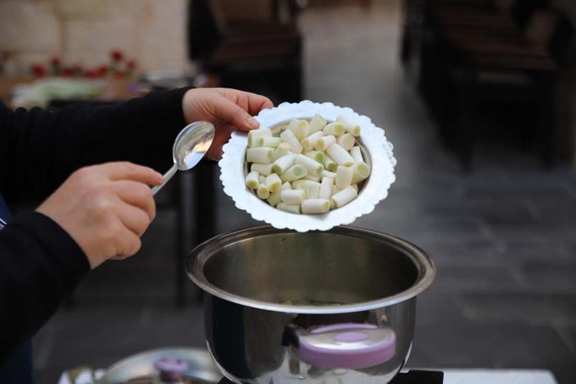 Kelle Paça Yerine Bunu Tüketiyorlar Yoğurt, Et, Nohut, Taze Soğan ve Sarımsakla Yapılıyor Kış Hastalıklarına Birebir