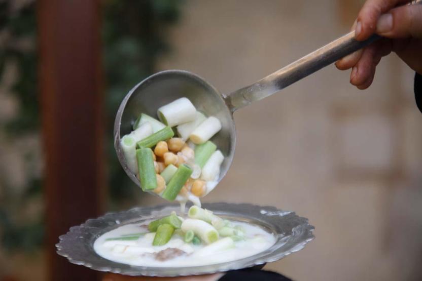 Kelle Paça Yerine Bunu Tüketiyorlar Yoğurt, Et, Nohut, Taze Soğan ve Sarımsakla Yapılıyor Kış Hastalıklarına Birebir