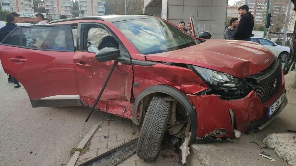 Bursada korkunç kaza İki otomobil kafa kafaya çarptı