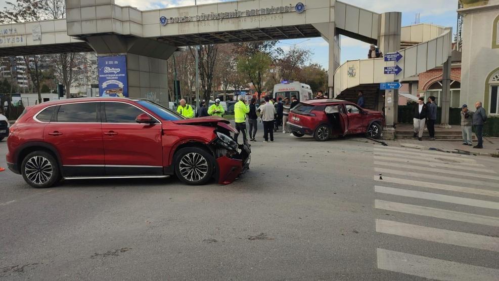 Bursada korkunç kaza İki otomobil kafa kafaya çarptı