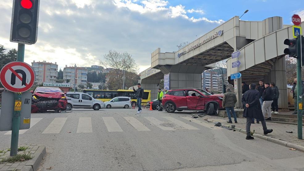 Bursada korkunç kaza İki otomobil kafa kafaya çarptı