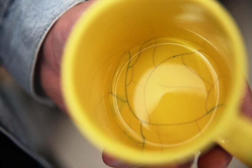 BAKTERİ ÜRETİYOR Her Mutfakta Var Çatlak Seramik Kap ve Kupalara Dikkat