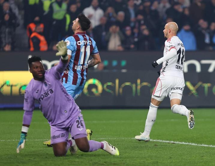 Trabzonspor-Beşiktaş maçı sonrası spor yazarlarından eleştiri: Salah bile oynuyor, Rafa istemiyor