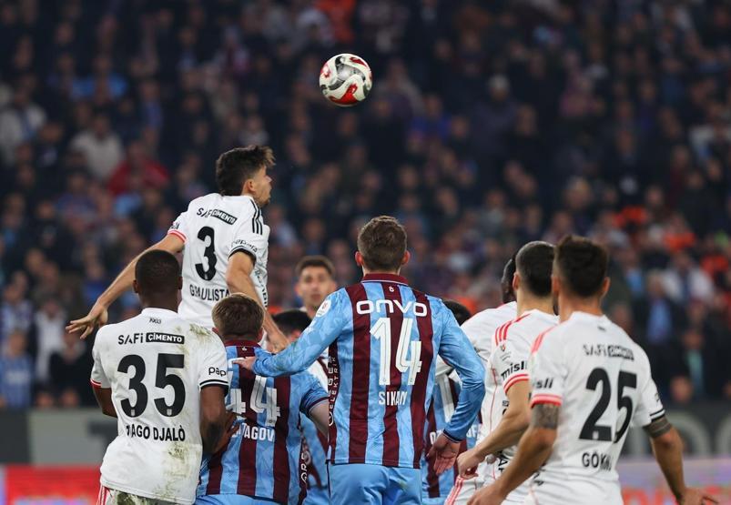 Trabzonspor-Beşiktaş maçı sonrası spor yazarlarından eleştiri: Salah bile oynuyor, Rafa istemiyor