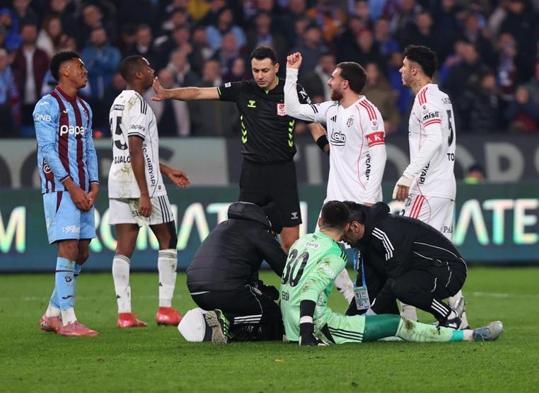 Trabzonspor-Beşiktaş maçı sonrası spor yazarlarından eleştiri: Salah bile oynuyor, Rafa istemiyor