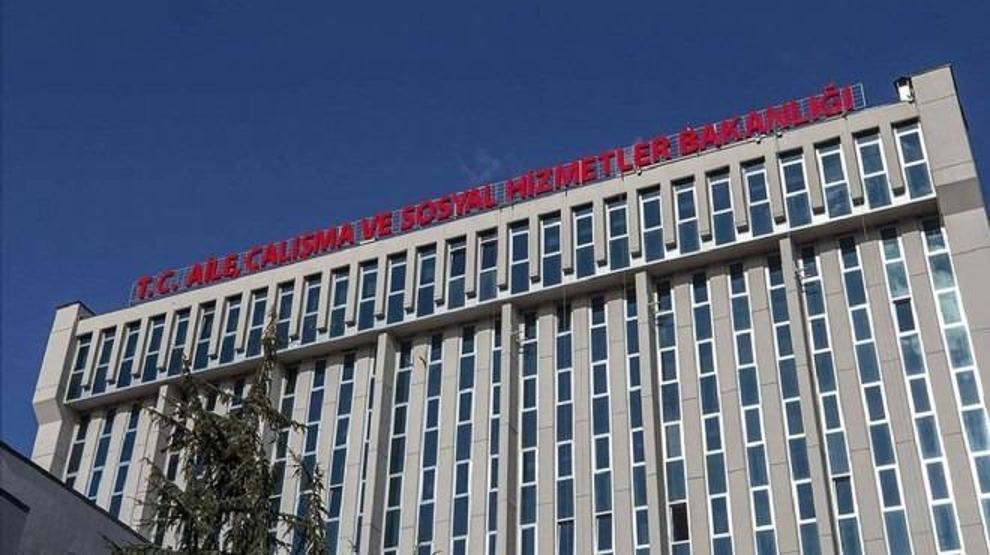 AİLE BAKANLIĞI 3000 PERSONEL ALIMI : Aile ve Sosyal Hizmetler Bakanlığı sözleşmeli personel alımı başvuruları başladı Başvuru şartları neler kariyerkapisi.gov.tr başvuru ekranı...