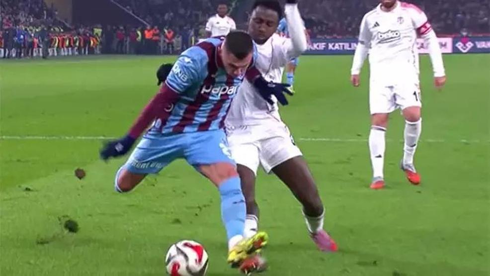 Trabzonspor - Beşiktaş maçı tartışmalı pozisyonları incelendi Kırmızı kart kararı doğru mu
