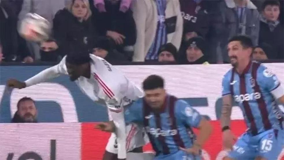 Trabzonspor - Beşiktaş maçı tartışmalı pozisyonları incelendi Kırmızı kart kararı doğru mu