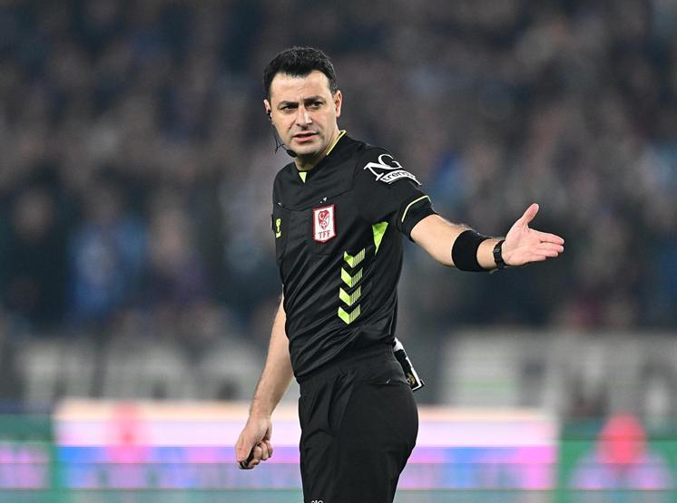 Trabzonspor - Beşiktaş maçı tartışmalı pozisyonları incelendi Kırmızı kart kararı doğru mu