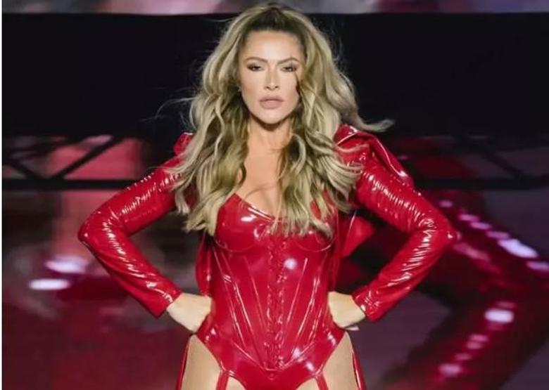 Hadise’den 2025’e Unutulmaz Veda Sahne Enerjisini Dansıyla Gösterdi