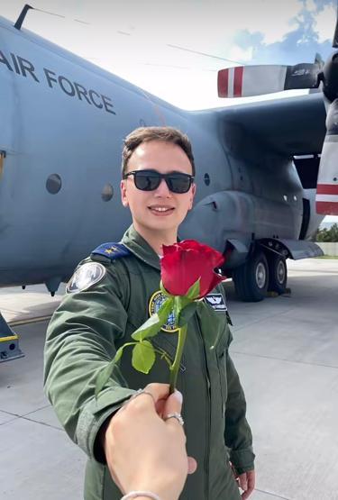 Şehit Cüneyt Kandemirin eşi Defne Kandemir duygulandıran paylaşım: Beraber bu uçağa gitmiştik