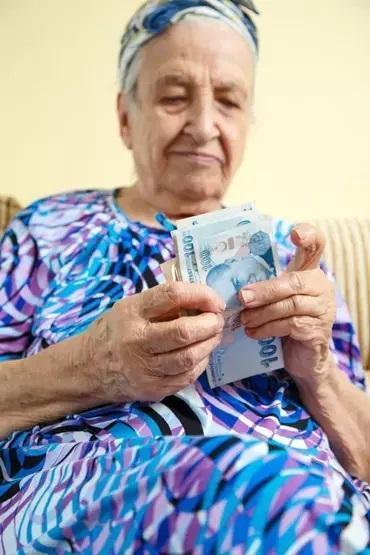 EMEKLİ MAAŞI ZAMMI 2026 HESAPLAMA TABLOSU | 5 aylık enflasyon farkına göre SSK BAĞKUR emekli maaşı ne kadar olacak, yüzde kaç zam gelir 16.811 TL, 17.000 TL alanlar...