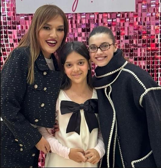 Demet Akalın’ın Kızı Hira Ekranlara Hazırlanıyor Oyunculuk İçin İlk İmza Atıldı