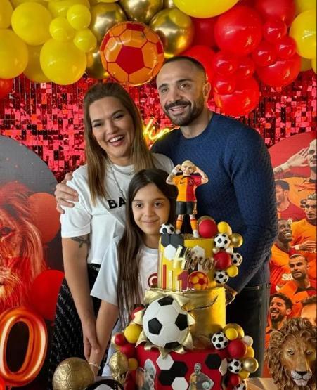 Demet Akalın’ın Kızı Hira Ekranlara Hazırlanıyor Oyunculuk İçin İlk İmza Atıldı