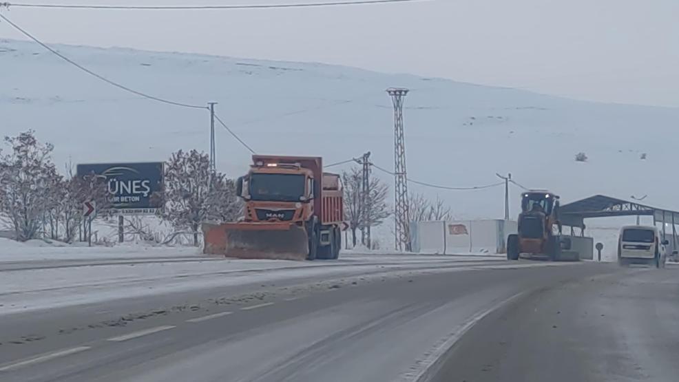 Kar Van’ı teslim aldı: 90 yerleşim yerinin yolu kapandı