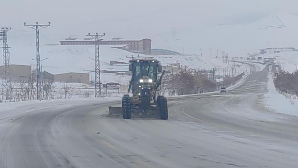 Kar Van’ı teslim aldı: 90 yerleşim yerinin yolu kapandı