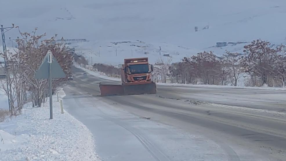 Kar Van’ı teslim aldı: 90 yerleşim yerinin yolu kapandı