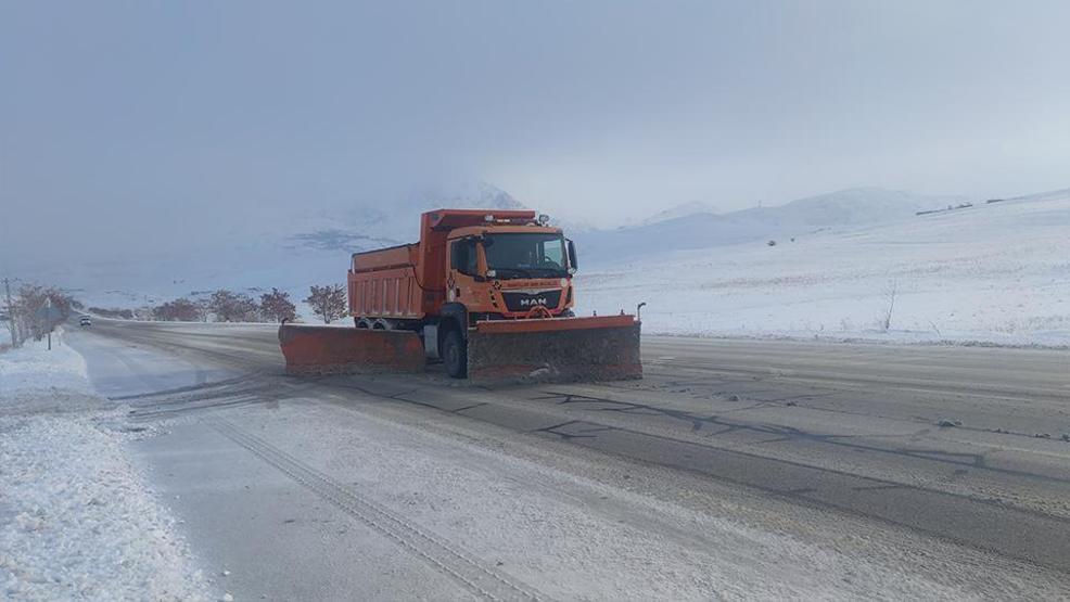 Kar Van’ı teslim aldı: 90 yerleşim yerinin yolu kapandı