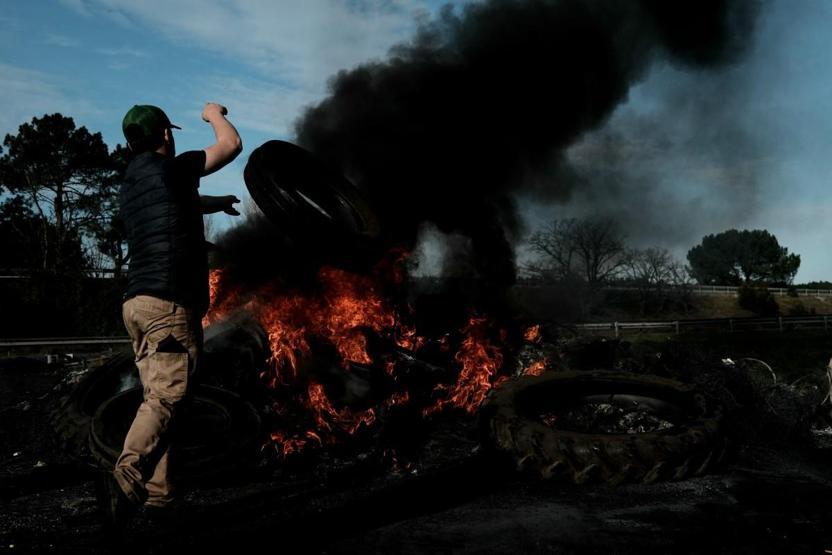 Fransada çiftçiler ayaklandı Toplu itlafa karşı protesto: Yollara, binalara gübre döküldü...