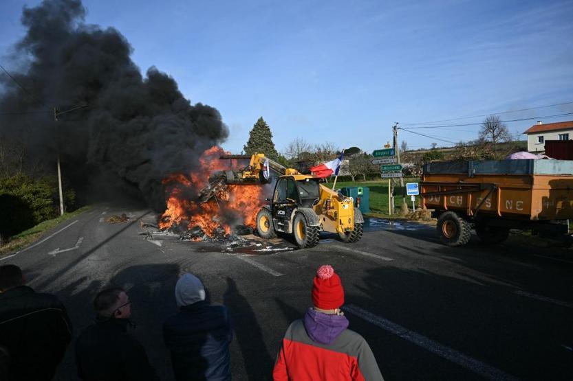 Fransada çiftçiler ayaklandı Toplu itlafa karşı protesto: Yollara, binalara gübre döküldü...