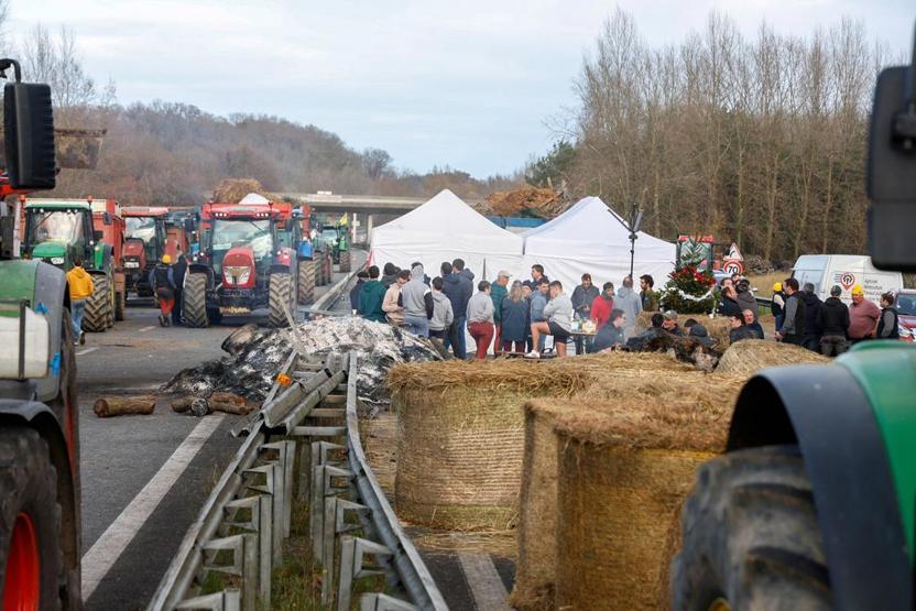 Fransada çiftçiler ayaklandı Toplu itlafa karşı protesto: Yollara, binalara gübre döküldü...