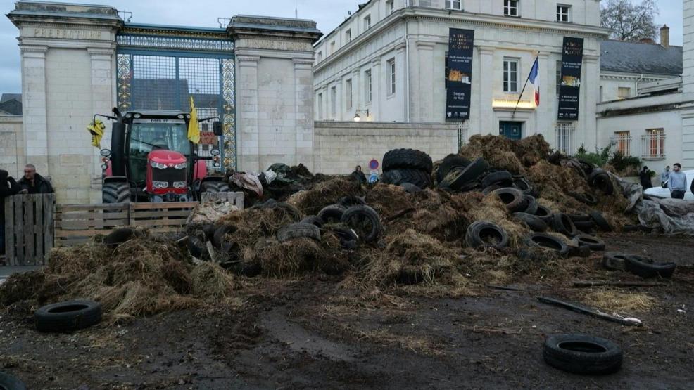 Fransada çiftçiler ayaklandı Toplu itlafa karşı protesto: Yollara, binalara gübre döküldü...