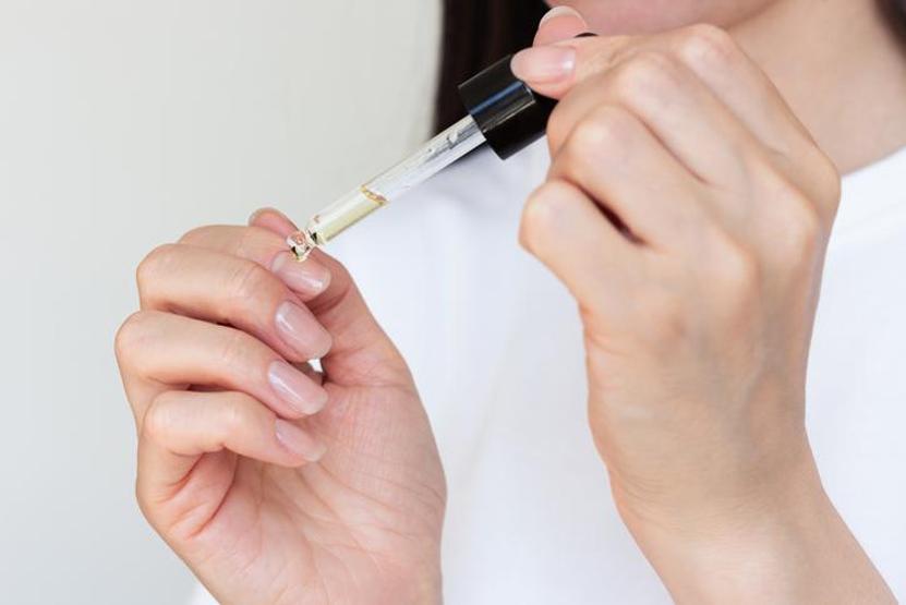 Hem tırnakları güçlendiriyor hem de etleri nemlendiriyor Hazırlaması çok kolay: İşte 4 malzemeli basit karışım