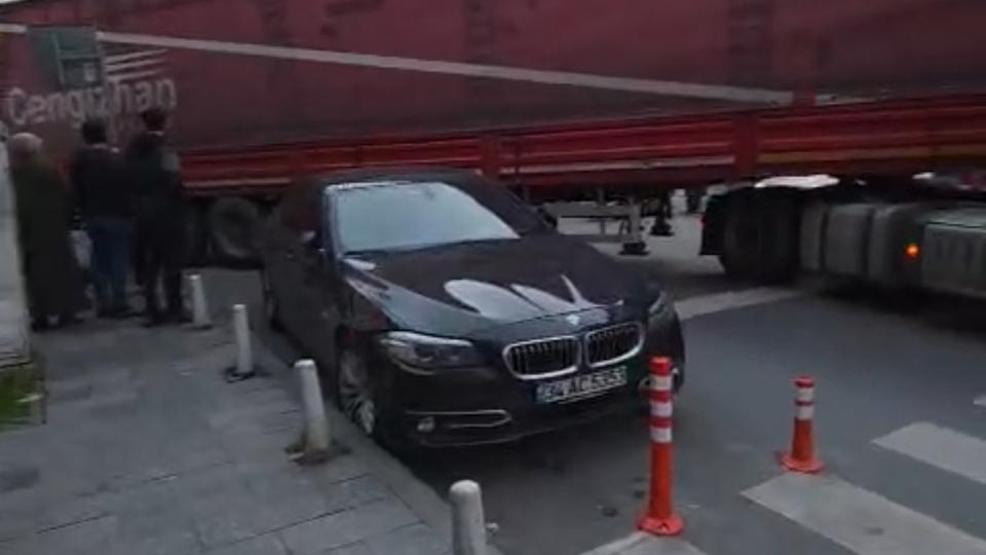 Kağıthanede manevra yapan TIR ortalığı karıştırdı: Araçların içinden geçti