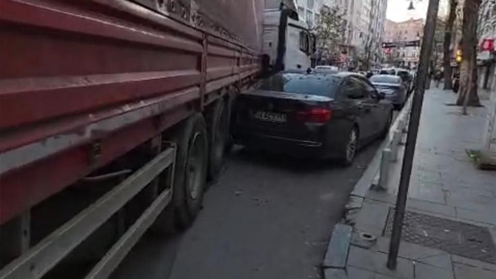 Kağıthanede manevra yapan TIR ortalığı karıştırdı: Araçların içinden geçti