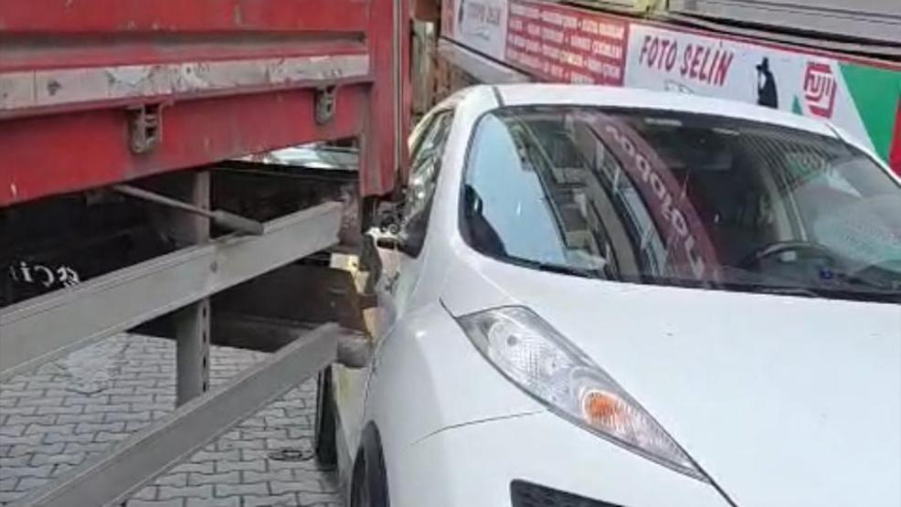 Kağıthanede manevra yapan TIR ortalığı karıştırdı: Araçların içinden geçti