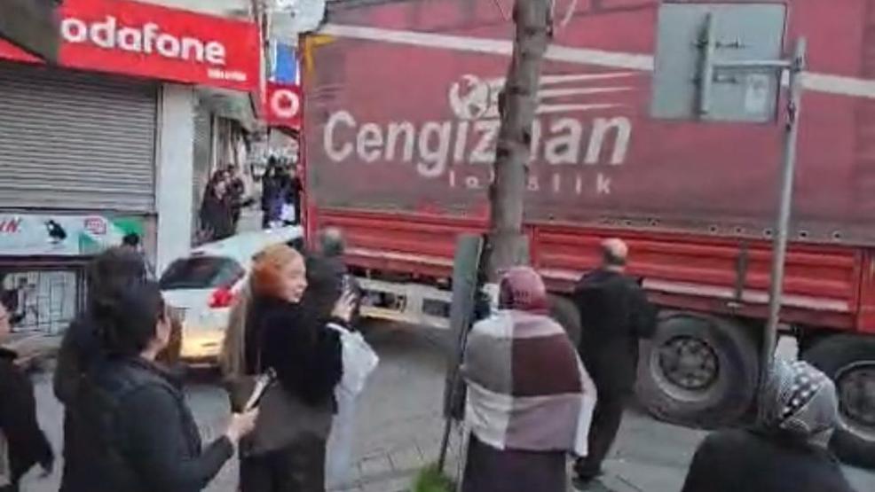 Kağıthanede manevra yapan TIR ortalığı karıştırdı: Araçların içinden geçti