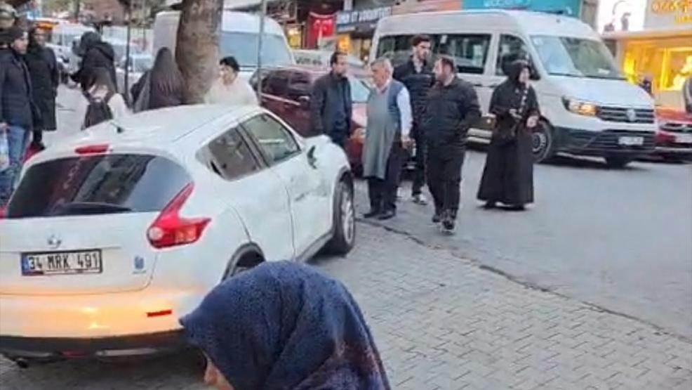 Kağıthanede manevra yapan TIR ortalığı karıştırdı: Araçların içinden geçti