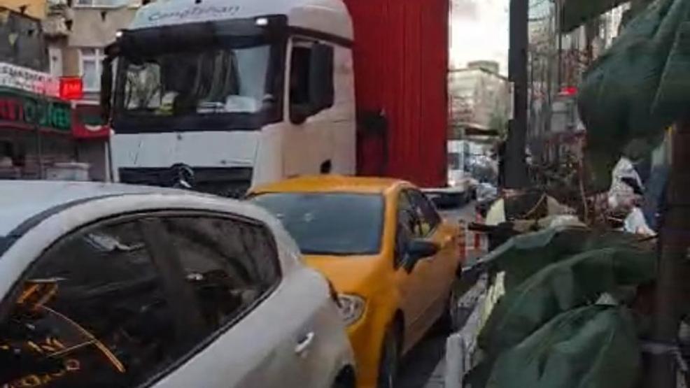 Kağıthanede manevra yapan TIR ortalığı karıştırdı: Araçların içinden geçti