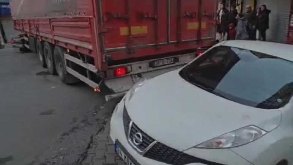 Kağıthanede manevra yapan TIR ortalığı karıştırdı: Araçların içinden geçti