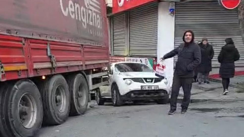 Kağıthanede manevra yapan TIR ortalığı karıştırdı: Araçların içinden geçti