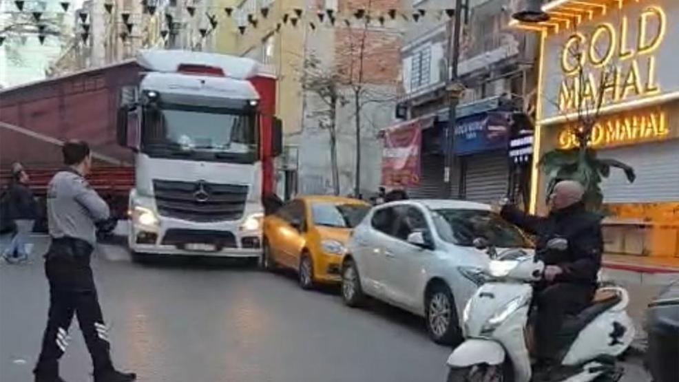 Kağıthanede manevra yapan TIR ortalığı karıştırdı: Araçların içinden geçti