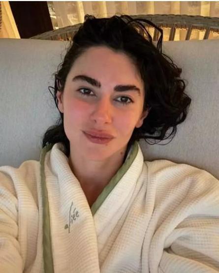 Formda görüntüsü olay oldu Nesrin Cavadzade’nin bornozlu paylaşımları sanal medyayı salladı