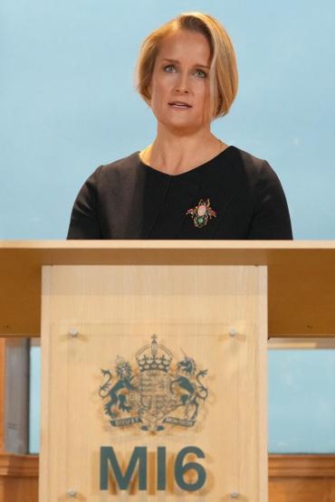 Kadın ‘Bond’un broş şifresi İstihbarat dünyasında bir anlamı var...