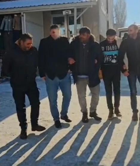 Eksi 20 derece soğukla mücadele: Göle’de hayat buz kesti
