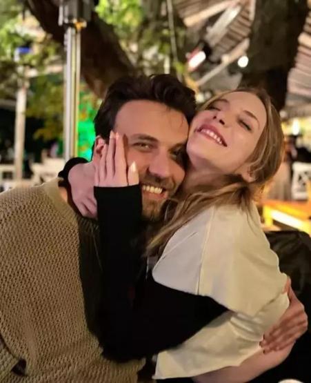 Doğum Gününde Sürpriz Teklif Hayal Köseoğlu ve Nezir Çınarlı Evleniyor