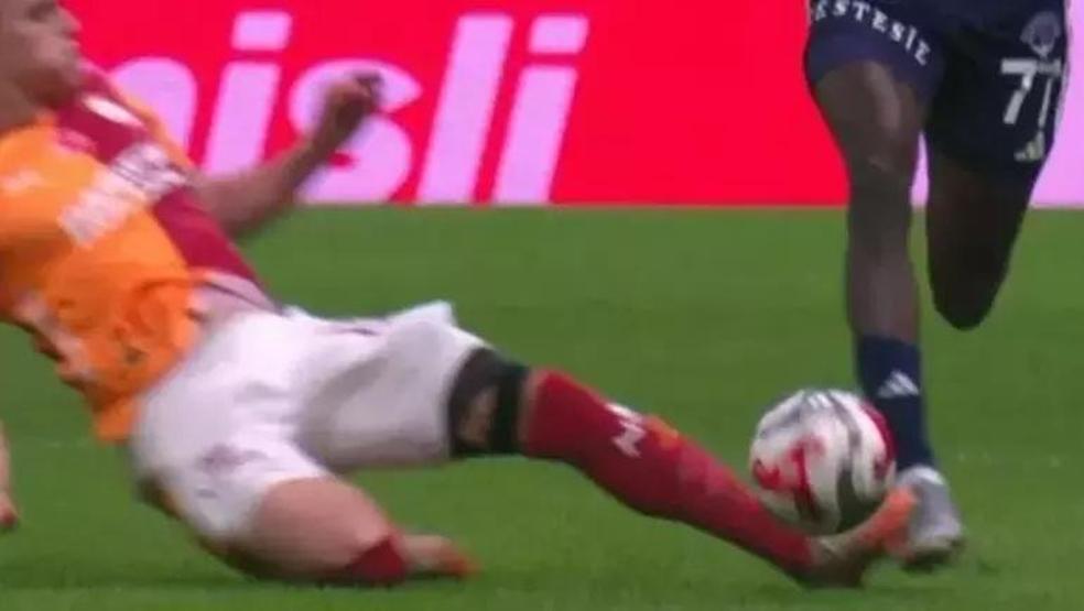 Galatasaray - Kasımpaşa maçındaki tartışmalı pozisyonlar incelendi Torreira kırmızı kart görmeli miydi