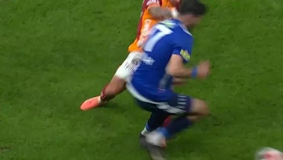 Galatasaray - Kasımpaşa maçındaki tartışmalı pozisyonlar incelendi Torreira kırmızı kart görmeli miydi